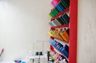 Kusursuz arkaplan üzerinde renkli iplik bobinleri, dikiş.