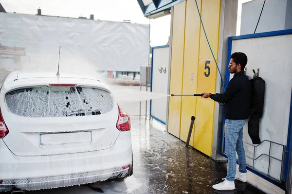 Южноазиатский Мужчина Индиец Моет Свой Белый Транспорт Автомойке — стоковое фото