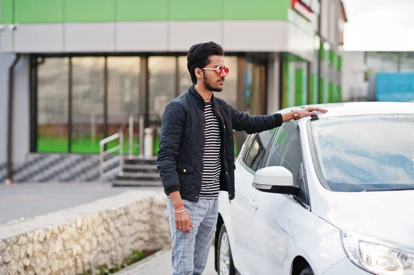 Sur Asiático Hombre Indio Macho Llevar Gafas Rojas Pie Cerca —  Fotos de Stock