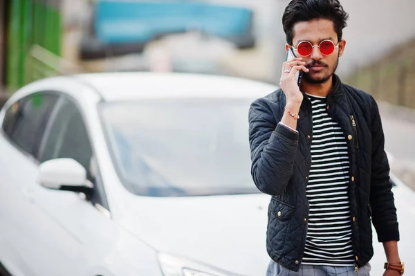 持红色眼镜的南亚男子或印度男子站在他的白色交通工具旁边 手持手机 — 图库照片