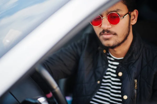Νοτιοασιάτης Ινδιάνος Φοράει Κόκκινα Γυαλιά Καθισμένος Μέσα Στο Άσπρο Μεταφορικό — Φωτογραφία Αρχείου