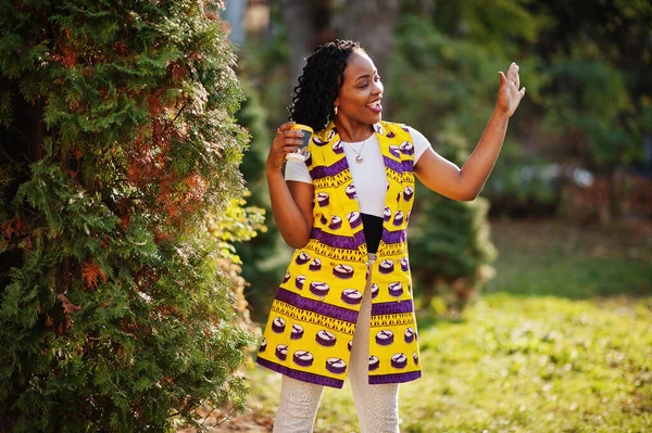 Femmes Afro Américaines Élégantes Veste Jaune Posée Dans Rue Avec — Photo