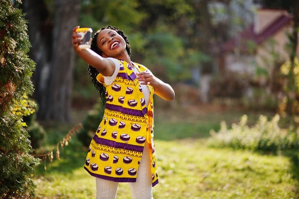 Mulheres Americanas Africanas Elegantes Casaco Amarelo Posado Rua Com Bebida — Fotografia de Stock