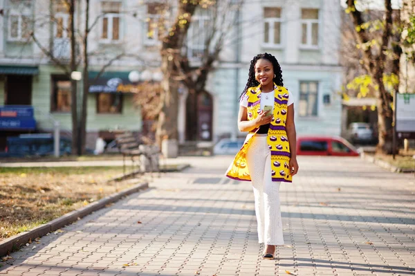 Snygga Afrikanska Amerikanska Kvinnor Gul Jacka Poserade Gatan Solig Dag — Stockfoto