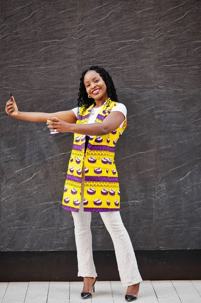 Femmes Afro Américaines Élégantes Veste Jaune Posée Dans Rue Avec — Photo