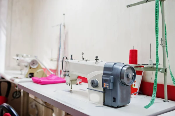 Local Trabalho Escritório Costureira Com Máquina Costura Mesa — Fotografia de Stock