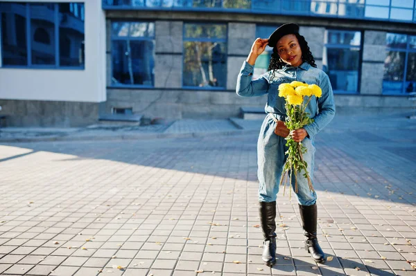Snygg Fashionabla Afrikanska Amerikanska Kvinnor Jeans Bära Och Svart Basker — Stockfoto