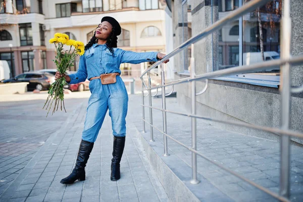 Élégantes Femmes Afro Américaines Mode Jeans Portent Béret Noir Avec — Photo