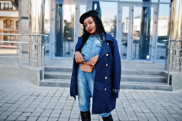 Elegantes Mujeres Afroamericanas Moda Jeans Boina Negra Con Abrigo Azul — Foto de Stock
