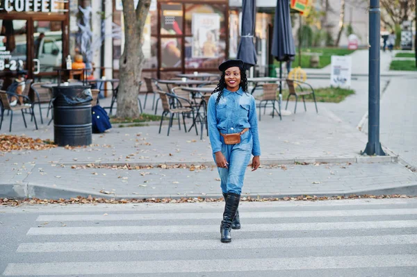 Elegantes Mujeres Afroamericanas Moda Jeans Boina Negra Caminando Tráfico Peatonal —  Fotos de Stock