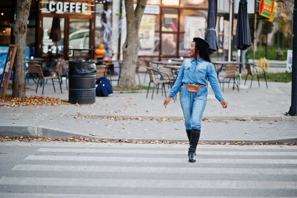 Snygg Fashionabla Afrikanska Amerikanska Kvinnor Jeans Bära Och Svart Basker — Stockfoto