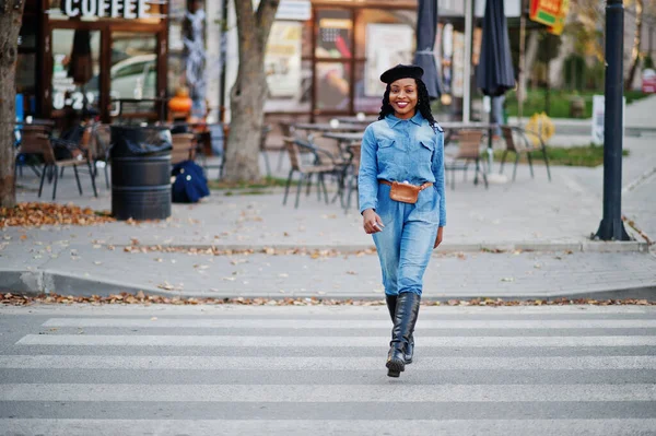 Modische Afrikanisch Amerikanische Frauen Jeans Und Schwarzer Baskenmütze Die Über — Stockfoto