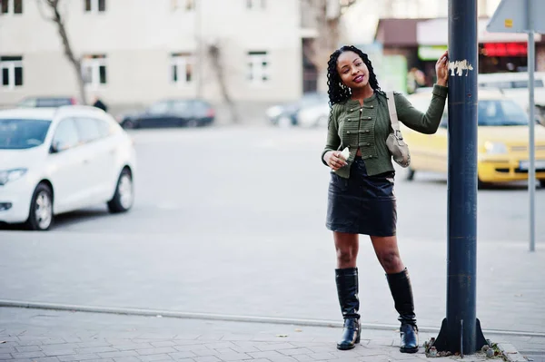 Elegantes Mujeres Afroamericanas Moda Suéter Verde Falda Negra Posaron Aire — Foto de Stock