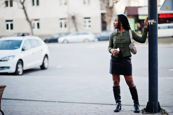 Snygg Fashionabla Afrikanska Amerikanska Kvinnor Grön Tröja Och Svart Kjol — Stockfoto