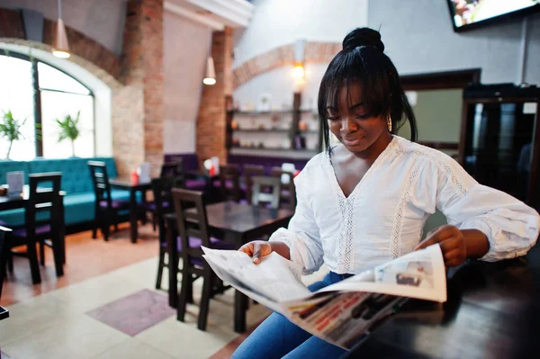 Стильные Африканские Американские Женщины Белой Блузке Синих Джинсах Позируют Кафе — стоковое фото