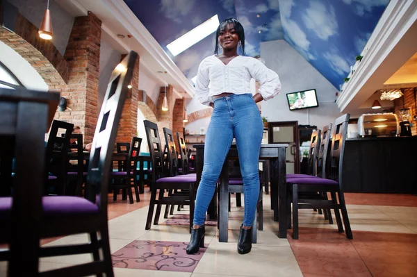 Mujeres Afroamericanas Con Estilo Blusa Blanca Pantalones Vaqueros Azules Posados — Foto de Stock