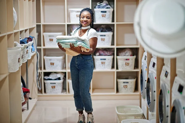 Fröhliche Afrikanisch Amerikanische Frau Mit Handtüchern Der Hand Neben Der — Stockfoto