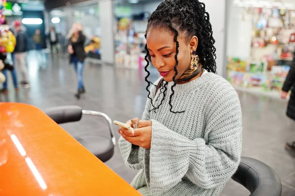 Африканська Жінка Блогер Поданий Светрі Джинсах Поставлений Торговому Центрі Мобільним — стокове фото