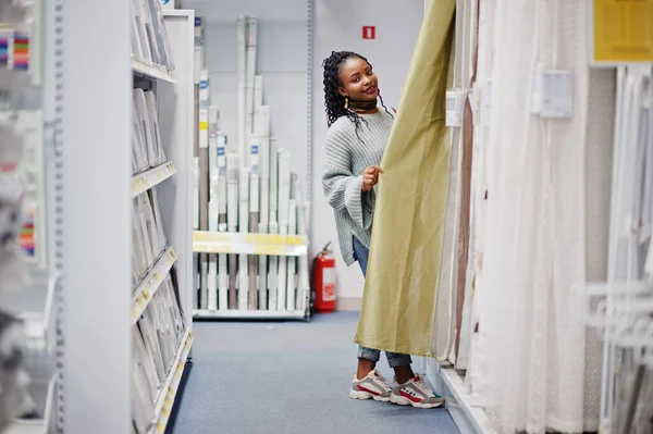 Africano Mulher Escolher Tule Banheiro Para Seu Apartamento Uma Moderna — Fotografia de Stock