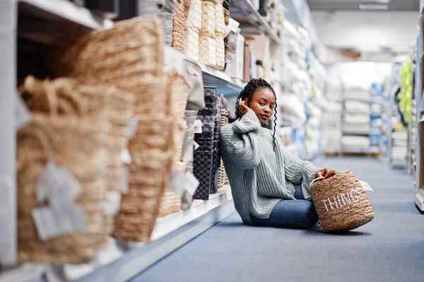 Afrikalı Bir Kadın Modern Bir Mobilyası Mağazasında Evi Için Sepet — Stok fotoğraf