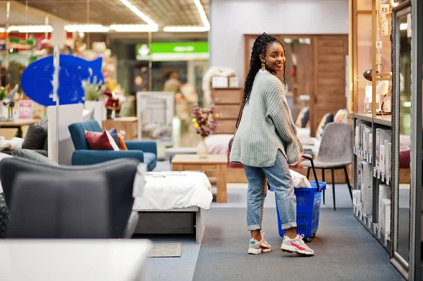 Африканка Ходить Кошиком Покупок Сучасному Меблевому Магазині — стокове фото
