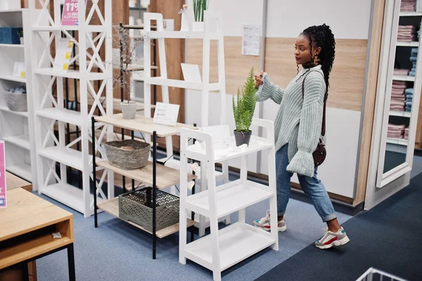 Африканская Женщина Выбирает Правильную Мебель Своей Квартиры Современном Магазине Мебели — стоковое фото