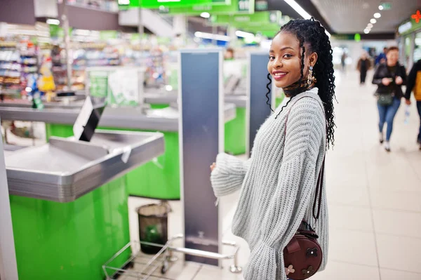 Африканська Жінка Светрі Джинсах Поставлена Супермаркеті Проти Касира — стокове фото