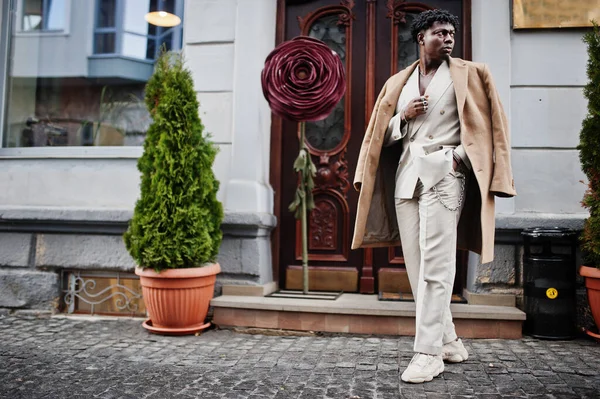 Stílusos Afro Férfi Bézs Öltönyben Kabátban Divatos Fiatal Afrikai Férfi — Stock Fotó