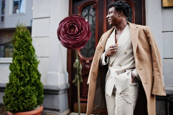 Hombre Afro Con Estilo Traje Abrigo Beige Vieja Escuela Moda — Foto de Stock