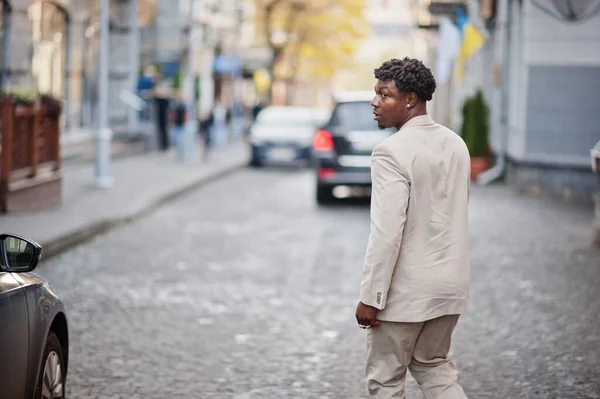 Homem Afro Elegante Terno Bege Velha Escola Elegante Jovem Africano — Fotografia de Stock