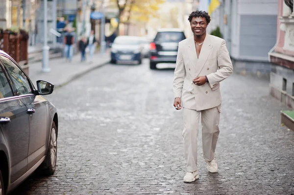Snygg Afro Man Beige Gamla Skolan Kostym Fashionabla Unga Afrikanska — Stockfoto