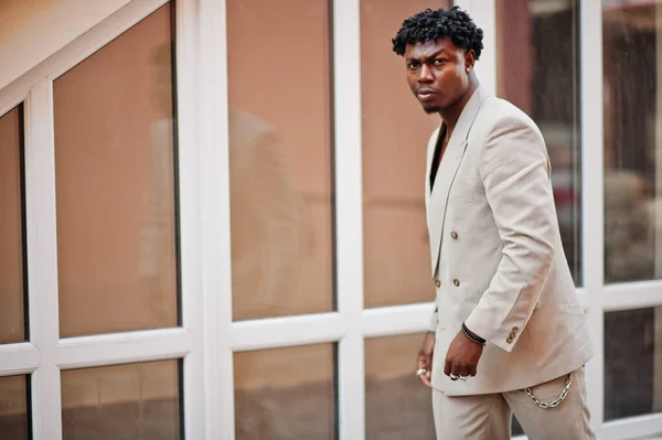 Hombre Afro Con Estilo Traje Beige Vieja Escuela Moda Joven —  Fotos de Stock