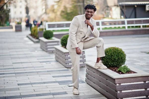 Elegante Afro Uomo Abito Beige Vecchia Scuola Giovane Africano Alla — Foto Stock