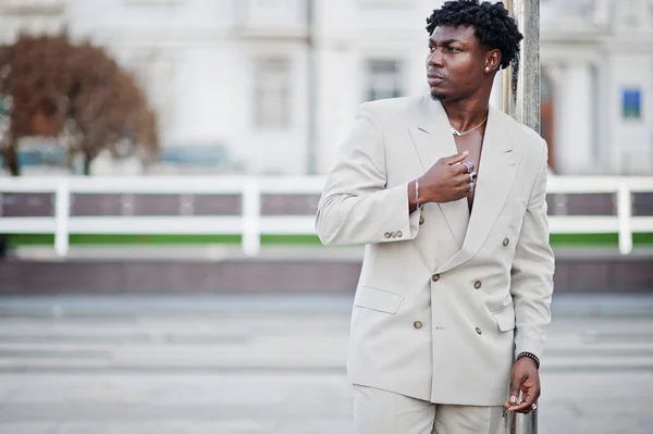 Hombre Afro Con Estilo Traje Beige Vieja Escuela Moda Joven — Foto de Stock