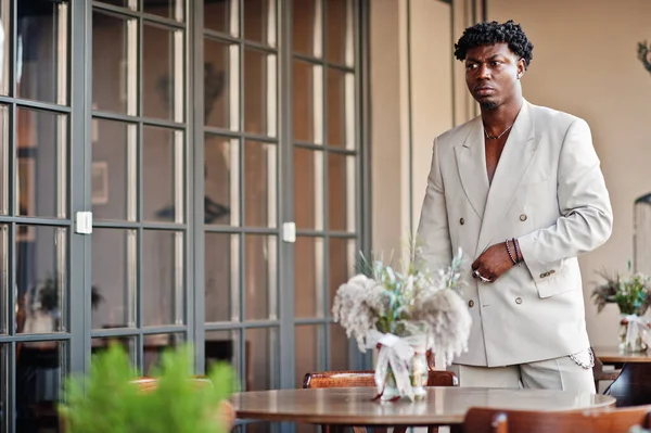 Elegante Afro Uomo Abito Beige Vecchia Scuola Giovane Africano Alla — Foto Stock