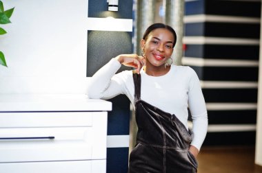 Çekici Afrikalı Amerikalı kadın restoranda poz veriyor..