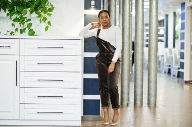 Çekici Afrikalı Amerikalı kadın restoranda poz veriyor..