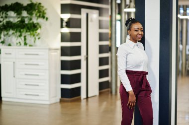 Çekici Afrikalı Amerikalı kadın resmi olarak restoranda poz veriyor..