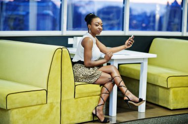 Çekici Afrikalı Amerikalı kadın restoranda poz veriyor..