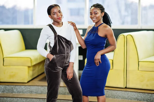 Duas Africanas Vestido Posando Restaurante — Fotografia de Stock
