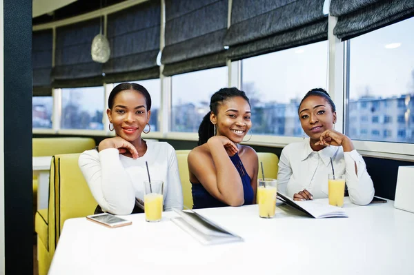 Três Africanas Vestido Posando Restaurante Leia Menu — Fotografia de Stock