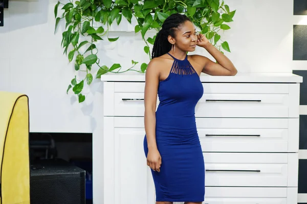 Mulher Americana Africana Encantadora Vestido Azul Posando Restaurante — Fotografia de Stock