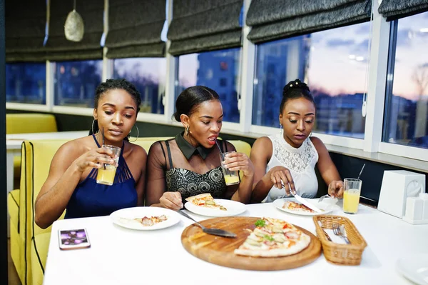 Três Africanas Vestido Posando Restaurante Comendo Pizza Bebendo Suco — Fotografia de Stock