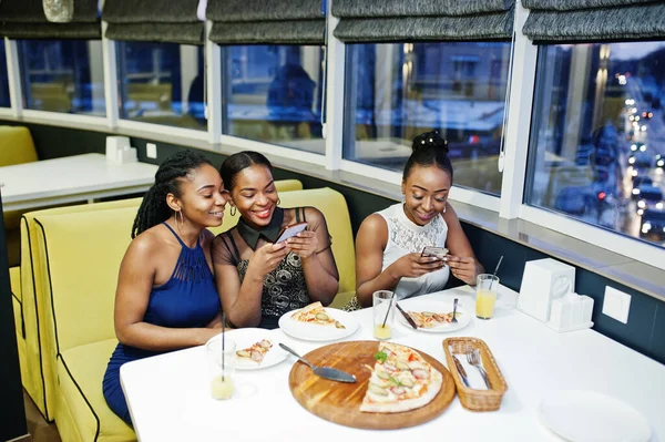 Três Africanas Vestido Posando Restaurante Comendo Pizza Bebendo Suco Fazendo — Fotografia de Stock