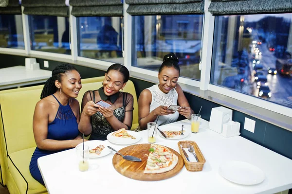Três Africanas Vestido Posando Restaurante Comendo Pizza Bebendo Suco Fazendo — Fotografia de Stock