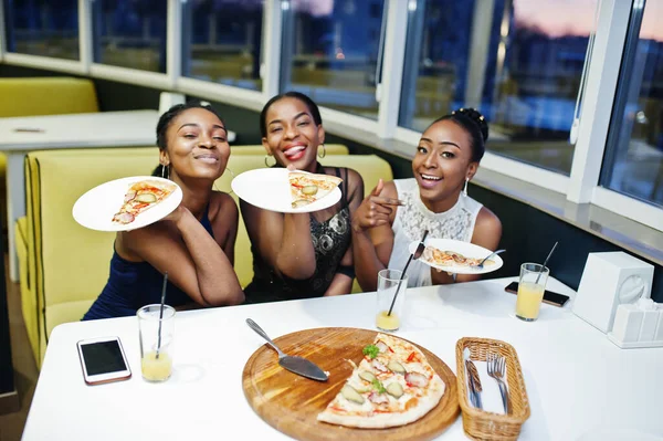 Três Africanas Vestido Posando Restaurante Comendo Pizza Bebendo Suco — Fotografia de Stock