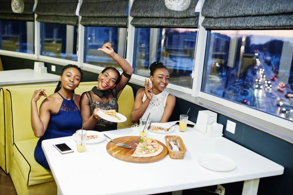 Três Africanas Vestido Posando Restaurante Comendo Pizza Bebendo Suco — Fotografia de Stock