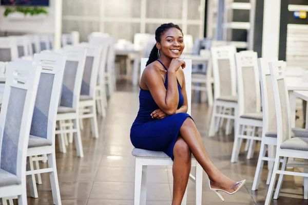 Mulher Americana Africana Encantadora Vestido Azul Posando Restaurante — Fotografia de Stock