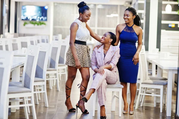 Três Mulher Africana Vestido Posando Restaurante — Fotografia de Stock