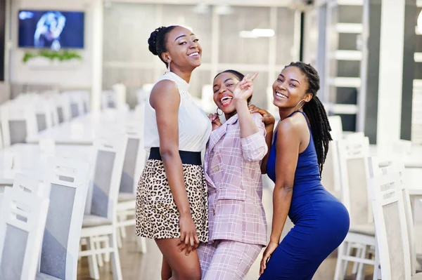 Três Mulher Africana Vestido Posando Restaurante — Fotografia de Stock